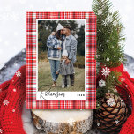 Foto för familjen mysigt Red and White Play Flanal Julkort<br><div class="desc">Fotokort för röd och vit plaid flanals-helgdag. Utformningen har en formad flanelstruktur i struktur med ljusa rosa ledtrådar. Anpassa med ditt speciella foto och anpassa med ditt efternamn och år. Designad av Moodthology Papery</div>
