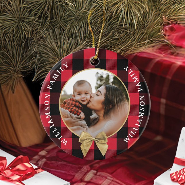 Foto för familjen Red Buffalo Play Mönster Guld Bo Julgransprydnad Keramik (Red Buffalo Plaid Pattern Gold Bow Family Photo Ceramic Ornament)
