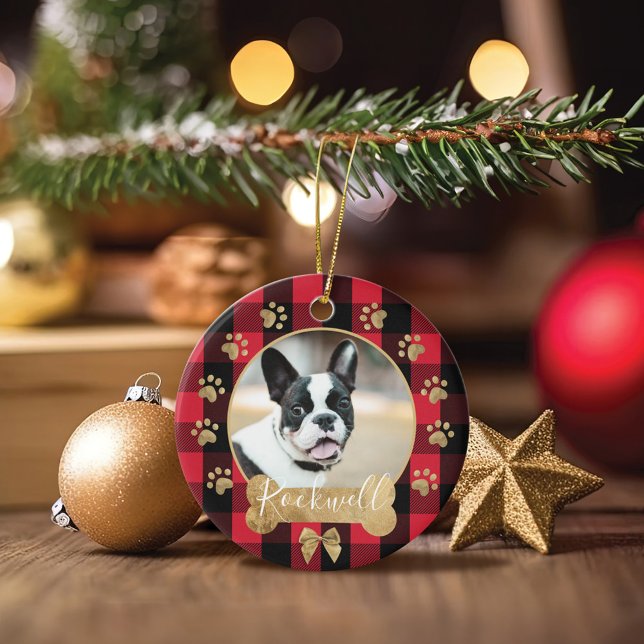 Foto för familjen Red Buffalo Play Mönster Guld Bo Julgransprydnad Keramik (Red Buffalo Plaid Pattern Gold Bow Family Photo Ceramic Ornament)