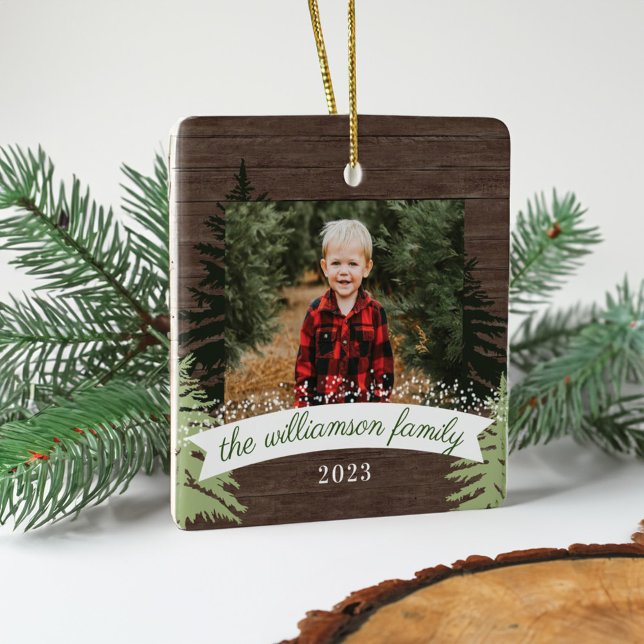 Foto för familjen Rustic Wood Gräs Julgranar Julgransprydnad Keramik (Rustic Wood Pine Christmas Trees Family Photo Ceramic Ornament)