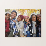 Foto för familjskript - överlägg pussel<br><div class="desc">Anpassa det här fotopusslet med ett favoritfoto eller ett landskapsinriktat familjefoto,  där "vågrät" delas upp som ett textöverlägg i en text med text för vita calligrafskript.</div>