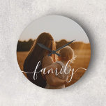 Foto för Family Calligraphy Stor Klocka<br><div class="desc">Vår personlig är utformad med precision och försiktighet och skryter med en elegant och sofistikerad utformning. Klockan ansikte är försedd med ett vackert handskript,  där ord "Familjen" står i centrum. Detta handskrivna skript ger en känsla av personlig beröring och värme och betonar vikten av familjeband.</div>