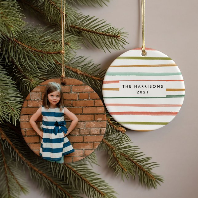 Foto för färgstark Rand-Anpassningsbar Julgransprydnad Keramik (Watercolor colorful stripes photo family name and year ornament)