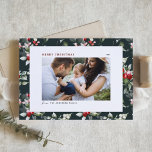 Foto för Festive Holly Mönster God jul Helg Vykort<br><div class="desc">God jul! Skicka ditt varma hälsning till familj och vänner med anpassadets julkort. Den har en vattenfärgsgrå mönster i mörk grönt bakgrund. Anpassa genom att lägga till information. Detta botaniska julkort finns i andra färg och kartonger.</div>