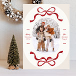 Foto för Festive Retro Trendig Red Bows Oval Photo Julkort<br><div class="desc">***Denna design ingår i en matchande samling** _______________________ Denna designmall är fullt redigerbar/anpassade av kunden - klicka på personalisera ytterligare knapp om du vill flytta, lägga till, ta bort eller göra betydande ändringar i designen _____________________________________ *om du vill ha den Har du frågor om DESIGN eller behöver fler utformningar eller...</div>