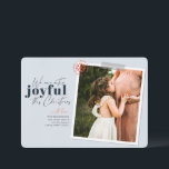 Foto för Glatt blå Gravid i extra Julkort<br><div class="desc">Ett modernt helgdag-kort med ett meddelande som lyder "Vi är extra glatta denna jul"-perfekt för att tillkännage familjens gravid. Anpassa med namn,  bild och ett kort-meddelande. Färg Blue Image by Jessica Rockowits on Unsplash</div>