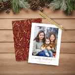 Foto för God jul BUDGET Red Guld Script<br><div class="desc">BUDGET Red Guld Simple Script Modern God jul Photo Helgdag Card med dina favoritfoton och ett enkelt skript med elegant, God jul hälsning. Baksidan är försedd med en festlig, men elegant mönster av guld-folie stil löv, gräs och annan botanisk grey på vintern med röd bakgrund. Perfekt för dina helgdagskort i...</div>