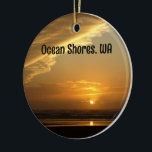 Foto för gyllene Ocean Shores Beach Sunset Photo Julgransprydnad Keramik<br><div class="desc">Detta vackra prydnadsföremål visar ett spektakulärt,  färglöst solnedgångsmat från en fredlig strand vid Ocean Shores i Washington. Lagrar av moln ger ge intrycket av en abstrakt målning.</div>