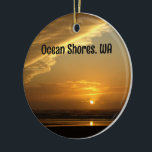 Foto för gyllene Ocean Shores Beach Sunset Photo Julgransprydnad Keramik<br><div class="desc">Detta vackra prydnadsföremål visar ett spektakulärt,  färglöst solnedgångsmat från en fredlig strand vid Ocean Shores i Washington. Lagrar av moln ger ge intrycket av en abstrakt målning.</div>