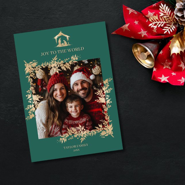 Foto för julverksscenfamiljen Religiösa Ntivity Sc Julkort (christmas gold foil nativity scene with a familiy photo in a mistletoe frame, green background)