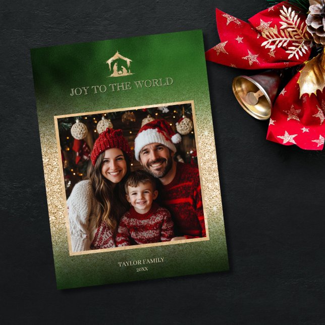 Foto för julverksscenfamiljen Religiösa Ntivity Sc Julkort (religious family photo christmas card with green background and gold nativity scene)
