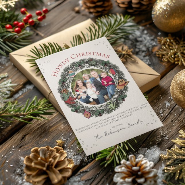 Foto för land-julkransfamiljen julkort (Country Christmas Card Featuring Hand-Drawn Wreath, Vintage Ornaments, Cowboy Boots, Hat and Holly.)