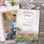 Foto för land-vattensfärg och Lodrät Spara Datumet<br><div class="desc">Watercolor land-ängen bröllop spara datum med ditt eget foto på ena sidan och en vacker landskapsplats på den andra. Konstruktionen har elegant,  modern typografi,  bergstrakter,  gräsmarksgreer och vilda blommor. Bläddra i min Land-skuggsamling för matchande objekt eller meddela mig om du vill skapa de mallar du behöver.</div>