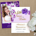 Foto för lila Ro och Guld Löv Quinceanera Spara Datumet<br><div class="desc">Spara datumet för quinceanera eller något annat specialtillfälle i fotot. Utformning av blommigten med ro blommor med vattenfärg blommar och löv i skuggor av lila och guld. Modern chic-design för din kommande, söta 15-årsfirande. Bläddra i min Lila Ro och Guld Löv Collection för matchande produkter eller meddela mig om du...</div>