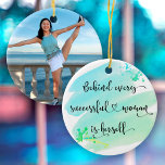 Foto för lyckad kvinna i blått vattenfärg julgransprydnad keramik<br><div class="desc">"Bakom varje framgångsrik kvinna är sig själv." Vem behöver prins Charming? Gör ditt eget "lyckliga efter" och anamma "flickmakt" när du lägger upp den här snyggten, färglös inspirerande feministisk anpassningsbar keramisk fotoornament med söt, svart, handskriven manustypografi som täcker en akvotäckt blått grönt ombre vattenfärg stänk. Lägg till ditt speciella, personlig-foto...</div>