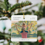 Foto för minimal enkel vit familj i god jul julgransprydnad keramik<br><div class="desc">Ett modernt familjefoto av helgdag julgran med typisk typografi citerar "mycket god jul" i vitt. Foto, årstid och namn kan enkelt anpassas efter en så unik design som du. En snyggt, minimalistisk och contemporary utformning för att visa ut den här julhelgen! Bilden som visas är endast avsedd som illustration för...</div>
