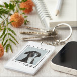 Foto för minimal typografi av Hund Pappa-Anpassnin<br><div class="desc">Alla hund kommer att kärlek den här personligen nyckelring med ett foto av hans furbis. Lägg till foto och bildtext med valpens namn eller anpassningsbar. Ramad av ett gummi frimärke stil gräns, koordinerar detta med den charmerande "hund"-minimalistiska skrivtexten på andra sidan av nyckelkedjan. Trådlös skrivmaskin i en liten storlek som...</div>