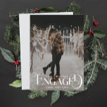 Foto för minimal typografi av Roligt Julkort<br><div class="desc">Fira din förlovning i stil med "Engaged Minimalist Roligt Typography Photo Helgdag Card". Det här eleganten har en ren och enkel design som belyser dina spännande nyheter med moderna, handskrivna skript och minimalistisk typografi. Anpassa den med ditt favoritfoto till förlovningen och skapa en vacker blandning av din kärlek-berättelse och helgdag....</div>