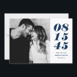 Foto för modern blå och vit fet datumtypografi spara datumet<br><div class="desc">Foto av typen Modern Navy Blue and White Bold Date Typography Photo Save Date | Ett anpassade sparar det platta datumkortet med fet typografi och rand mönster. Den här snyggten sparar datumkortet som perfekt för alla bröllop-teman och alla årstider. Du kan anpassa kortet ytterligare genom att ändra mönster till ett...</div>