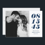 Foto för modern blå och vit fet datumtypografi spara datumet<br><div class="desc">Foto av typen Modern Navy Blue and White Bold Date Typography Photo Save Date | Ett anpassade sparar det platta datumkortet med fet typografi och rand mönster. Den här snyggten sparar datumkortet som perfekt för alla bröllop-teman och alla årstider. Du kan anpassa kortet ytterligare genom att ändra mönster till ett...</div>