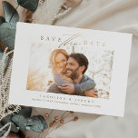 Foto för Modern Calligraphy-skript i Guld Spara Datumet<br><div class="desc">Den här moderna tiden sparar datumet med ett vackert kalligrafi-skript i stil och ett modernt,  minimalt format i faux-guld-folie.</div>