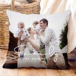 Foto för modern Elegant-familj Kudde<br><div class="desc">Med vårt Modern Elegant Family Photo Dekorativ kudde,  som har en snyggt,  modern typografi och två anpassningsbars foto,  kan du ta ett familjeögonblick. Perfekten som en bröllop-årsdag firar elegantens kudde kärlek i familjen med en modern hand,  skapar det ett vackert tillägg till vilket hem som helst!</div>