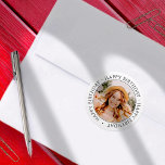 Foto för modern enkel Anpassningsbar i Grattis på  Runt Klistermärke<br><div class="desc">Denna enkla och moderna utformning består av serif-typografi och lägger till ett anpassningsbar-foto. Använda det här klistermärket som en märkre för present till födelsedagskalfirman</div>