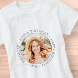 Foto för modern enkel Anpassningsbar i Grattis på  T Shirt<br><div class="desc">Denna enkla och moderna utformning består av serif-typografi och lägger till ett anpassningsbar-foto. Använda det här klistermärket som en märkre för present till födelsedagskalfirman</div>