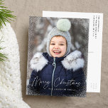 Foto för Modern God jul Script Snö Flurries Helg Vykort<br><div class="desc">Önskar vänner och familj ett God jul med ett sött helgdag-vykort! Brevkortet har lodräts foto på framsidan med subtila snö-flurries som gränsar till kortet. "God jul" visas i ett vitt kalligrafiskt skript för trendig med familjens namn nedan. Det enkla helgdag vykort återgår till visning av returadress- och anpassningsbar-meddelandet.</div>