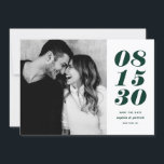 Foto för modern Grönt och vit fet datumtypografi Spara Datumet<br><div class="desc">Modern Grönt och vit fet datumtypografi - Spara datum | Ett anpassade sparar det platta datumkortet med fet typografi och rand mönster. Den här snyggten sparar datumkortet som perfekt för alla bröllop-teman och alla årstider. Anpassa genom att lägga till information om foto och bröllop. Du kan anpassa kortet ytterligare genom...</div>