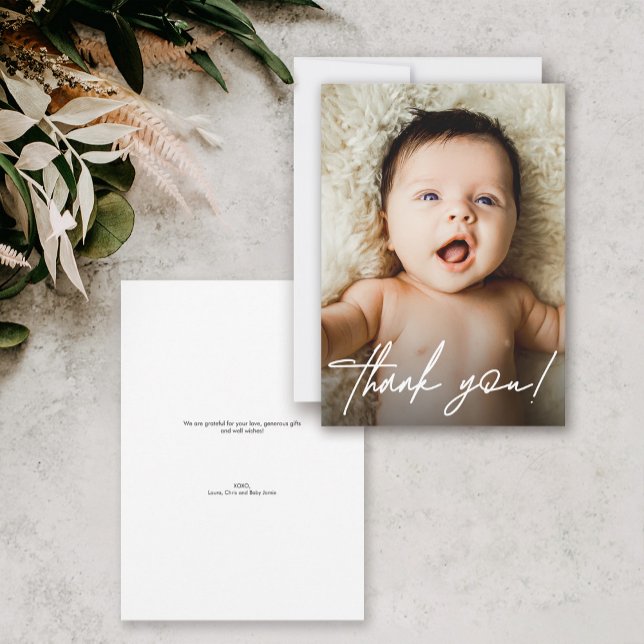 Foto för modern handskriftsformat babyvisningsprog tack kort (Modern script handlettering thank you card with baby photo.)
