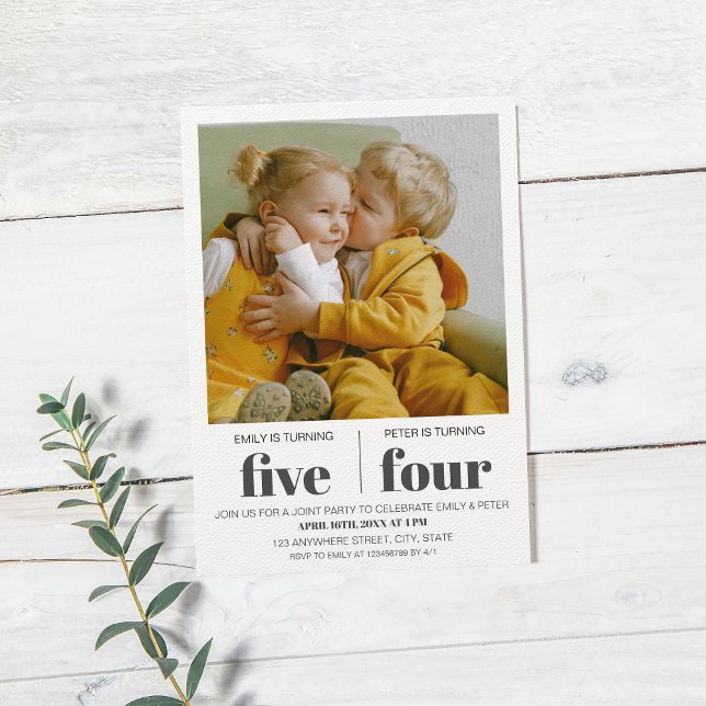 Foto för modern minimal gemensam Födelsedagsfest Inbjudningar (joint birthday)