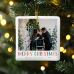 Foto för Modern och färgfull God jul-familj Julgransprydnad Keramik<br><div class="desc">Den här enkla och roligt God jul-prydnadsfärgen har ställe för dig att lägga till namn,  med "God jul" i färgstark typografi,  och du kan lägga till ett eget foto. På en baksida är en matchande,  färgstark,  polkpunktsdesign. Den perfekt moderna julafton helgdag-dekanorn för din familj i vinter!</div>