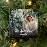 Foto för Modern Ram Elegant Typography-familj Julgransprydnad Keramik<br><div class="desc">En skapa ditt eget enkla och ändå elegant-typografi-familjens prydnadsföremål. en perfekt minns minnesmärket för dina julhälsningar till behållan för det ögonblick du för alltid fångas. Denna unika och chic dekoration har en enastående elegant av familjens namn och år som båda är anpassade genom att klicka på "personlig". Fotot är också...</div>