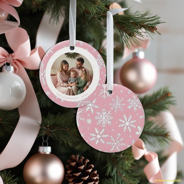 Foto för modern Rosa och vit Snöflingor Julgransprydnad Keramik (Modern Pink and White Snowflakes Photo Ceramic Ornament)