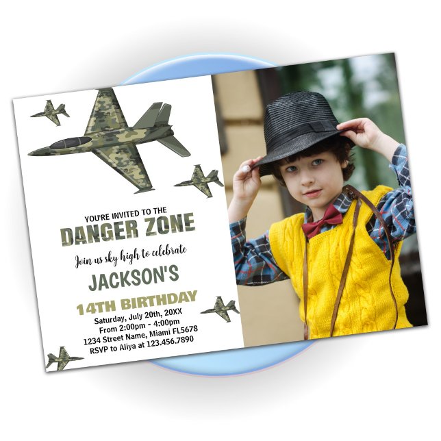 Foto för mörk grönt jakt på födelsedagsinbjudan ti inbjudningar (Dark Green Fighter Jet Birthday Invitations Photo)