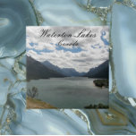 Foto för nationalparken Waterton Sjöar Kakelplatta<br><div class="desc">Keramiskt plattor med en scenbild av den vackra kanadensiska nationalparken Waterton Sjöar,  Alberta. Markera din ruta storlek. Gör en underbar resande souvenir-trivet!</div>
