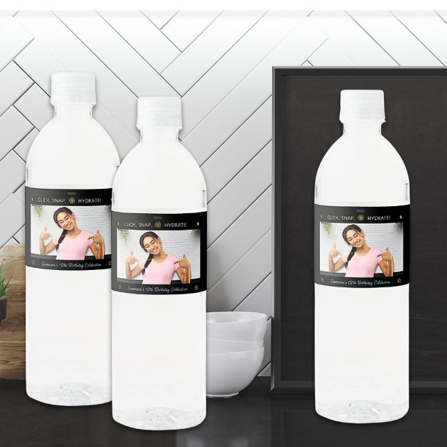 Foto för ögonblicksbild på födelsedagen vattenflaskor etikett (Skapare uppladdad)