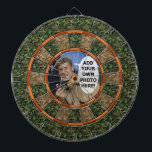 Foto för orange för kamouflagejägaregrönt piltavla<br><div class="desc">Denna themed dartboard för jakt har en grönt, och bruntcamomönster och att växla skuggar av orangen. Tillfoga något foto eller avbilda dig skulle något liknande till mittet (det är också tillgängligt i vårt lager utan fotomallen, om du skulle något liknande). Denna är en underbar lek stiger ombord för fridluftsmänniskor, jägare...</div>