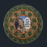 Foto för orange för kamouflagejägaregrönt piltavla<br><div class="desc">Denna themed dartboard för jakt har en grönt, och bruntcamomönster och att växla skuggar av orangen. Tillfoga något foto eller avbilda dig skulle något liknande till mittet (det är också tillgängligt i vårt lager utan fotomallen, om du skulle något liknande). Denna är en underbar lek stiger ombord för fridluftsmänniskor, jägare...</div>