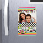 Foto för Personlig av monogramfärgad modern Blommi Magnet<br><div class="desc">Den här moderna,  ljusa och färgstarka blommigten innehåller ditt favoritfoto och monogram omgivet av blommigt,  rand och schackerboard mönster #mode #magnets #köksverk #foto #addyourown #diy #doitsjälv #home #office #work #foto #decor #homedecor #lottEhopping #kärlek #stil #shopping #small business</div>