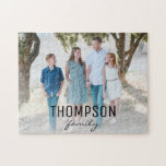 Foto för personlig-familjen och namn pussel<br><div class="desc">Njut av att plocka ihop det här familjepusslet för att visa ett favoritfamiljefoto som innehåller ditt familjs efternamn. Ram om du vill. En underbar gåva till familj,  vänner,  mor- och farföräldrar som anpassar den för varje familj.</div>