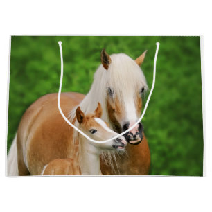 Foto för ponny för morsa för kyss för föl för baby