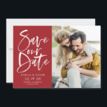 Foto för Red Watercolor Push Calligraphy Photo Spara Datumet<br><div class="desc">Red Watercolor Push Calligraphy Photo Spara vårt datumkort | Meddelande till familj och vänner om ditt bröllop-datum med det här anpassadet spara det platta datumkortet. Den har en handskriven modern kalligrafi i röd bakgrund. Den här snyggten sparar du datumkortet som perfekt för valfri säsong och tema för bröllop. Andra färg...</div>