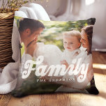 Foto för Retro-familjen Kudde<br><div class="desc">Minnet är tidlöst med vårt Retro Family Photo Dekorativ kudde,  med en vintage-inspirerad design med anpassningsbar typografi och textövertäckning. Anpassa den med två pars foton för elegantens skull,  perfekt för bröllop eller årsdagar. Det kommer också att tillföra en aning retro charm till din hemmadekant!</div>