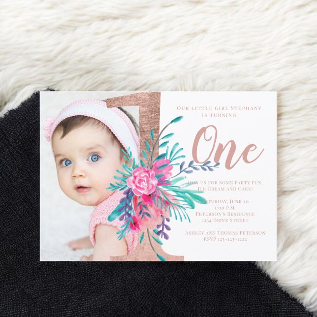  foto för Ro guld blommigt brev 1:a födelsedag Inbjudningar (Rose gold floral letter 1st birthday blush photo invitation)