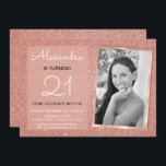 Foto för  Rosa i Ro Guld vid 21:a Gnistran Inbjudningar<br><div class="desc">21:a flickans Födelsedagsfest Elegant Faux Gnistra och Glitter Ro Guld eller födelsedagsinbjudningar är Rosa för perfekt Ro eller Guld Rosa Födelsedagsfest. Dessa foto- eller Bild-inbjudningar är perfekt för en kvinna som vrider 21 första Födelsedagsfesten. Du kan uppdatera inbjudningskortet så att det innehåller egna uppgifter om svartvita foton, namn och födelsedagspresent....</div>