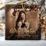 Foto för skriptfamiljen god jul Guld Julgransprydnad Keramik<br><div class="desc">Sprid helgdag till vänner och familj med denna moderna keepéprydnad. Guld faux-folie står "God jul" i handskriftsskript för elegant. Byt ut exempelbilden mot ditt favoritfoto och lägg till familjen namn och året. Ett svart övertoningsfilter hjälper till att få texten att skjuta.</div>