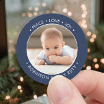 Foto för textmarinblå och vit fred Kärlek Joy Runt Klistermärke<br><div class="desc">Lägg till en elegant som avslutar pekpenna i helgdag- och Julafton-höljen med dessa snyggt anpassningsbar fotomarin blå och vit runda klistermärken. (IMAGE PLACEMENT TIP: Ett enkelt sätt att centrera ett foto exakt som du vill är att flytta det till skörd innan du laddar upp det till Zazzle-webbplatsen.) All text i...</div>