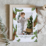 Foto för vattenfärgssnö Pinecones God jul Helgkort<br><div class="desc">God Jul! Skicka varmt hälsning till familj och vänner med det här anpassadet till jullkortet. Den har vattenfärgade illustrationer av snowy pinecones och gräs nål. Texterna är helt redigerbara. Anpassa genom att lägga till namn,  meddelande,  foto och annan information. Vattenskorn är perfekt för alla helgdagar på vintern.</div>